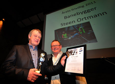 Steen Orthmann med pokal og diplom sammen med gruppeformanden for banebyggerne, Peter Mikkelsen
(Foto: Morten Alstup)